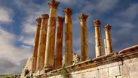 Römische-Ruinen-in-der-jordanischen-Stadt-Jerash-(Gerasa-der-Antike),-die-Hauptstadt-und-größte-Stadt-Jerash-Governorate,-Jordanien