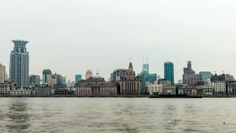 Flussschiffen-auf-dem-Huangpu-Fluss-und-im-Hintergrund-die-Skyline-des-nördlichen-Teils-von-Puxi