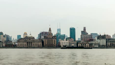 Flussschiffen-auf-dem-Huangpu-Fluss-und-im-Hintergrund-die-Skyline-des-nördlichen-Teils-von-Puxi