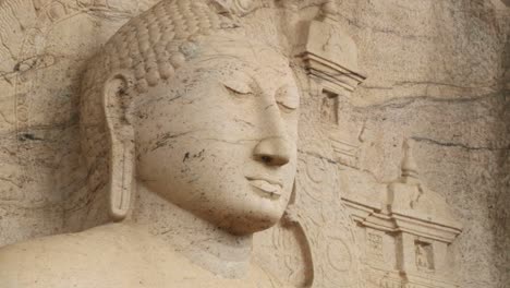 Estatua-de-Buda-tallada-en-piedra-en-Polonnaruwa,-Sri-Lanka.