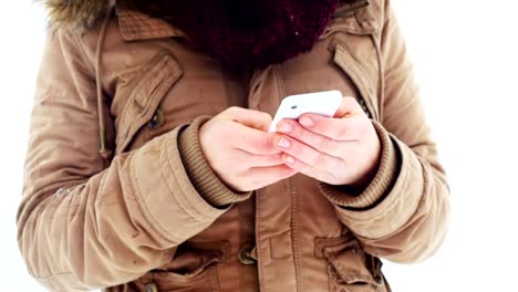 Mujer-chaqueta-de-la-piel-mediante-teléfono-móvil