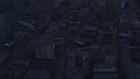 Luftaufnahme-über-Downtown-Vancouver-bei-Sonnenuntergang-fliegen