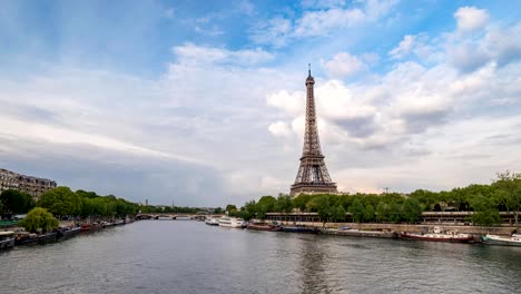 París-Ciudad-horizonte-timelapse-en-el-Sena-y-Torre-Eiffel,-París,-Francia,-lapso-de-tiempo-de-4K