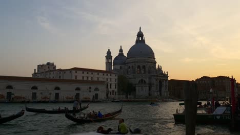 Italien-Venedig-Santa-Maria-della-Salute-Basilika-Kanal-Gondel-berühmten-Sonnenuntergang-Panorama-4k