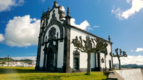 Ponta-Delgada,-las-Azores,-Portugal-contra-un-cielo-azul