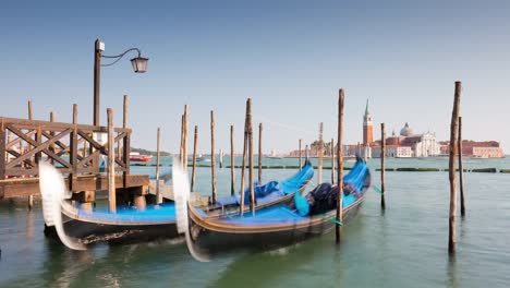 italy-sunny-day-palazzo-ducale-bay-gandola-parking-famous-panorama-4k-time-lapse