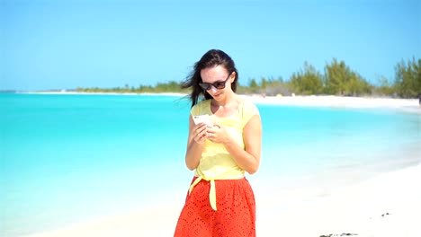 Junge-Frau-Nutzung-Telefon-während-der-tropischen-Strandurlaub.-Tourist-mit-mobilen-Smartphone.