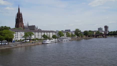 Frankfurt-Am-Main,-Juni-2017-bei-gutem-Wetter