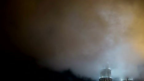 Lapso-de-tiempo---movimiento-nubes-en-la-cima-de-las-Torres-Petronas-en-la-noche.-4k-Video