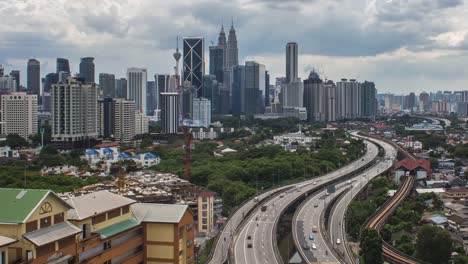 Kuala-Lumpur-Daylight-Time-Lapse-con-las-torres-gemelas-de-Petronas-visible.