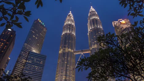 Kuala-Lumpur-Sunset-Time-Lapse-mit-den-Petronas-Twin-Towers-sichtbar.