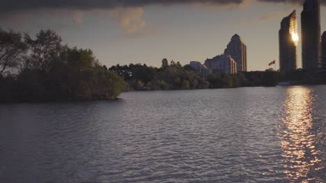 Blick-auf-Toronto-Kanada-von-einem-Segelboot-Gebäude-und-Hochhaus-Turm-Sonnenuntergang-Nacht