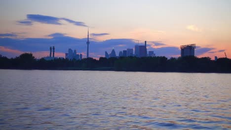 Sonnenuntergang-über-der-Stadt-Toronto-Kanada-Sommer-4k