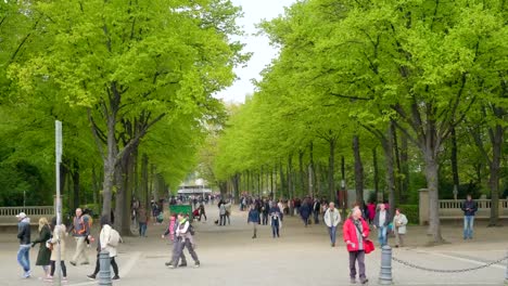 Passanten-auf-der-Straße-in-Berlin-Deutschland