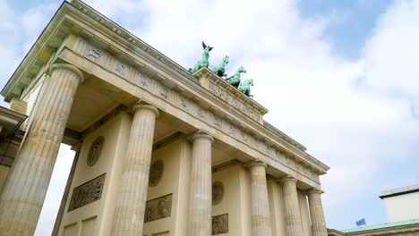 La-estatua-de-cuatro-caballos-en-la-parte-superior-de-la-puerta-de-Bradenburg