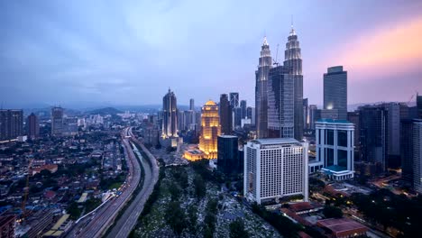 hermoso-día-al-atardecer-a-la-noche-de-vista-de-la-ciudad-de-Kuala-Lumpur-desde-la-azotea-de-un-edificio