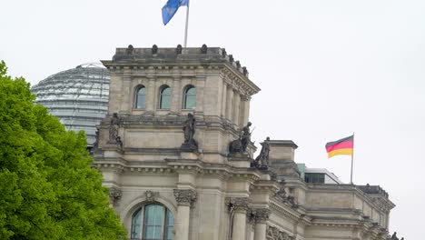 Flaggen-auf-der-Oberseite-das-weiße-Gebäude-in-Berlin