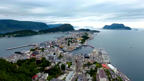 Stadt-von-Alesund-Norwegen-Luftaufnahmen