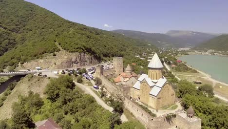 Ananuri-castillo-con-la-iglesia-en-la-orilla-del-lago,-Georgia.