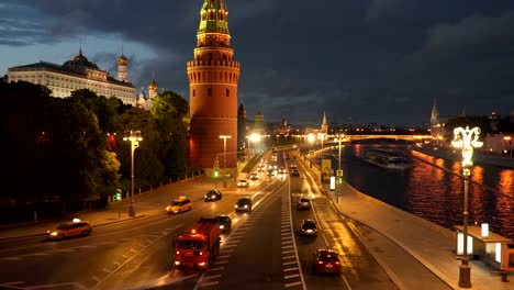 El-movimiento-de-los-coches-a-lo-largo-del-terraplén-del-Kremlin-en-la-noche