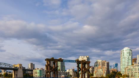 Bewegte-Wolken-über-Fähranleger-in-Granville-Island-4K-Zeitraffer