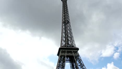 Die-berühmten-Eiffelturm-in-Paris,-Frankreich