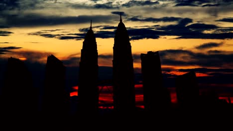 Silueta-del-paisaje-urbano-de-timelapse-de-Kuala-Lumpur-en-puesta-de-sol-en-Malasia