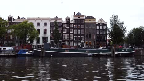 Houseboats-and-Apartment-Buildings-in-Amsterdam