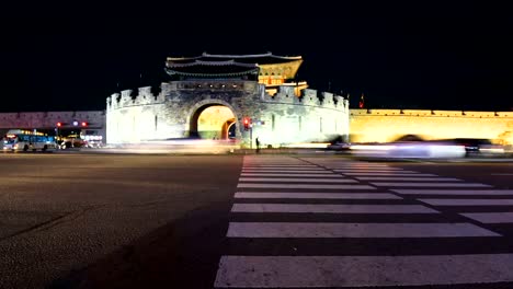 Tráfico-de-timelapse-de-Suwon-Changanmun-puerta-de-la-fortaleza-de-Hwaseong-en-Suwon,-Corea-del-sur.