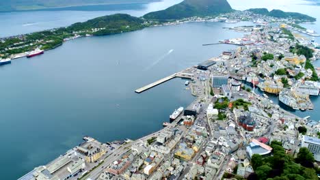 Stadt-von-Alesund-Norwegen-Luftaufnahmen