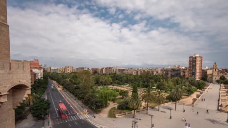 Luftaufnahme-der-Turia-Valencia-Gärten,-von-den-Türmen-Serrano