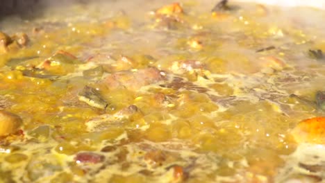 Kochen-valencianische-Paella.-Typische-Küche-der-valencianischen-Gemeinschaft-in-Spanien