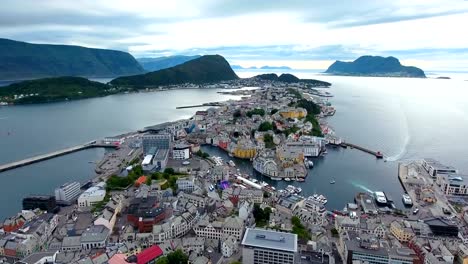 Stadt-von-Alesund-Norwegen-Luftaufnahmen