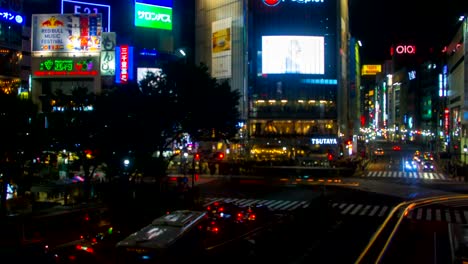 Alejar-la-noche-lapso-4K-en-el-cruce-de-shibuya-ancho-tiro-alto-ángulo