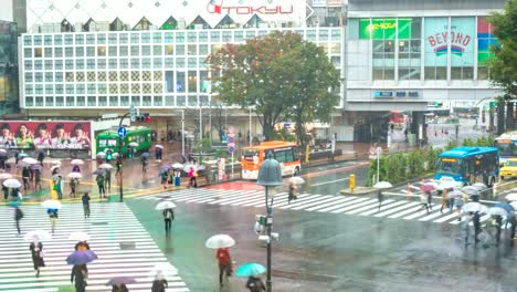 Zeitraffer-der-Tourist-mit-Regenschirm-zu-Fuß-in-der-Shibuya-Kreuzung-Straßenkreuzung,-Shibuya,-Tokyo,-Japan-4K-Zeitraffer