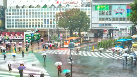 Timelapse-del-turista-con-paraguas-caminando-en-el-lapso-de-tiempo-de-Shibuya-cruce-Calle-esquina,-Barrio-Shibuya,-Tokio,-Japón-de-4-K