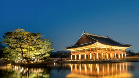 Seoul-night-skyline-timelapse-at-Kyeonghoe-ru-Pavilion-in-Gyeongbokgung-Palace,-Seoul,-South-Korea-4K-time-lapse