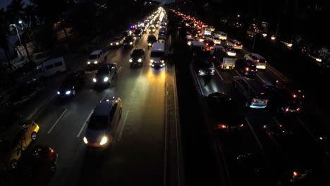 Rush-Hour-Nachtverkehr-der-passierenden-Fahrzeuge-sechs-Lane-Straße.-Luftbild