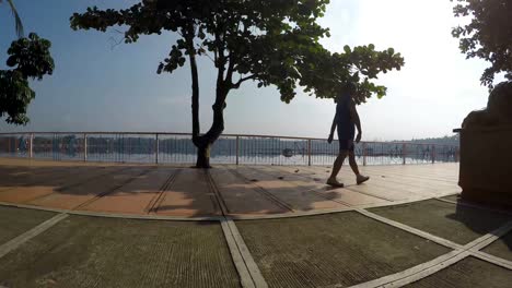 Mann-Fuß-See-Ufer-Pavillon-Blick-Deck-Promenade-als-ihren-Ort-der-Übung.