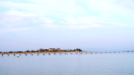 alten,-verlassenen-Pier,-Rote-Meer-ist-ruhig,-windstillen-Wetter,-gibt-es-Wolken-am-Himmel,-Sie-können-einen-langen-Pier-am-Horizont-sehen.-Man-ist-Fuß-entlang-der-pier