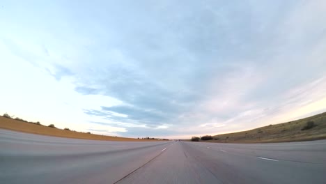 POV-fahren-auf-Interstate-Highway-I25-in-den-frühen-Morgenstunden.