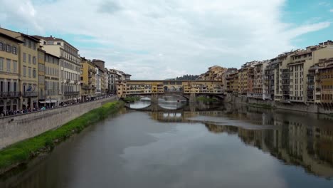 Tilt-of-Bridge-Ponte-Vecchio-Florence,-Italy