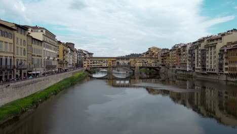 Inclinación-del-puente-Ponte-Vecchio-de-Florencia,-Italia