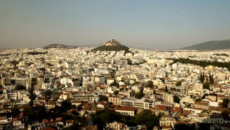 Zoom-in-Schuss-des-Lycabettus-Hügel-und-Athen,-Griechenland