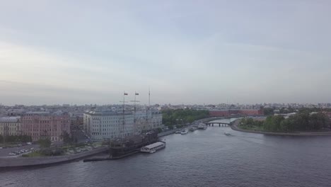 Vista-de-la-fortaleza-de-Peter-Pavel-a-través-del-río-Neva-en-San-Petreburg,-Rusia.-tiro-de-dron