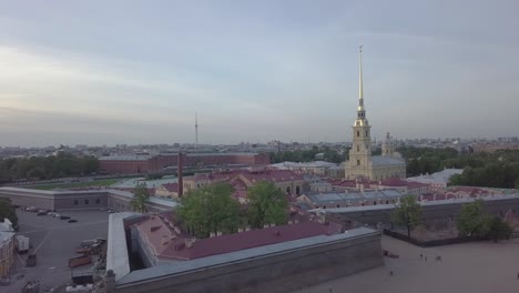 Vista-de-la-fortaleza-de-Peter-Pavel-a-través-del-río-Neva-en-San-Petreburg,-Rusia.-tiro-de-dron