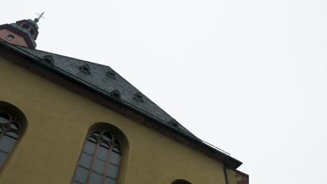 St.-Katharinen-Evangelische-Kirche-und-weißen-Himmel-mit-Vogels