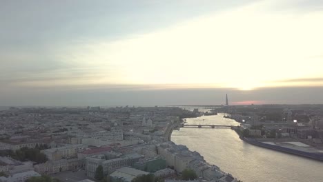 Luftaufnahme-um-das-Zentrum-von-Saint-Petersburg-an-einem-sonnigen-Abend---Straßen-mit-Verkehr,-Werften,-Gebäude...-Russland,-Sankt-Petersburg.-Sonnenuntergang