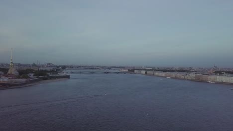 Toma-aérea-de-la-fortaleza-Pedro-y-Pablo-en-la-isla-de-Zayachy,-centro-histórico-de-la-ciudad-de-San-Petersburgo,-Rusia