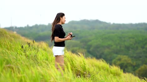 Asiatische-Frauen-gerne-auf-den-grünen-Feldern-stehen.